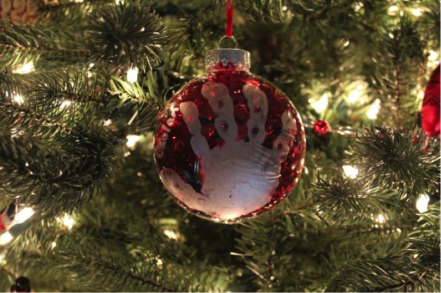 Empreinte des enfants sur les décorations de Noel