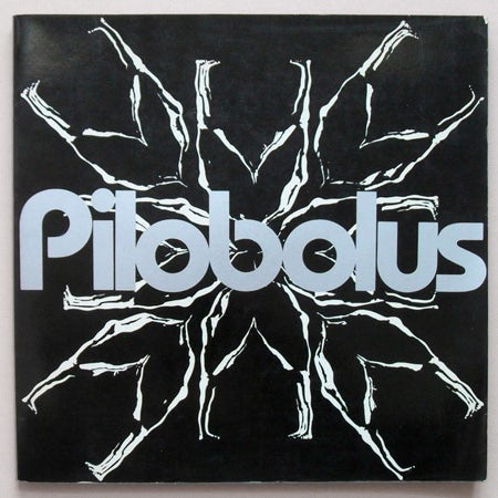 Logo Pilobolus dengan font logo Bauhaus