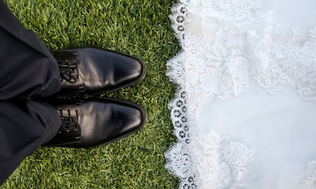 記事「結婚式が決まったら招待状作り!依頼したら相場はどのくらい?」の注目画像