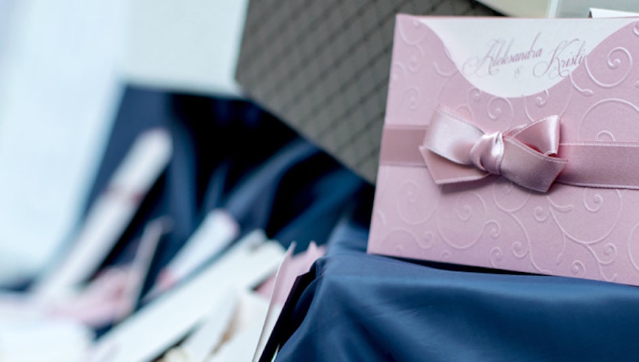 結婚式が決まったら招待状作り 依頼したら相場はどのくらい 99designs