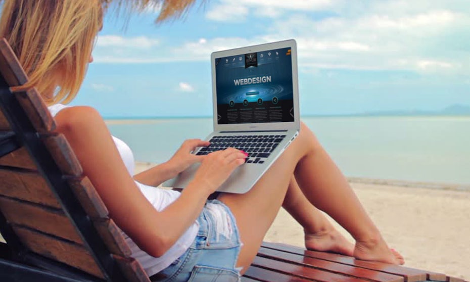 С ноутбуком на пляже
