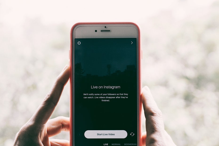 Cầm điện thoại chuẩn bị quay video trực tiếp trên Instagram