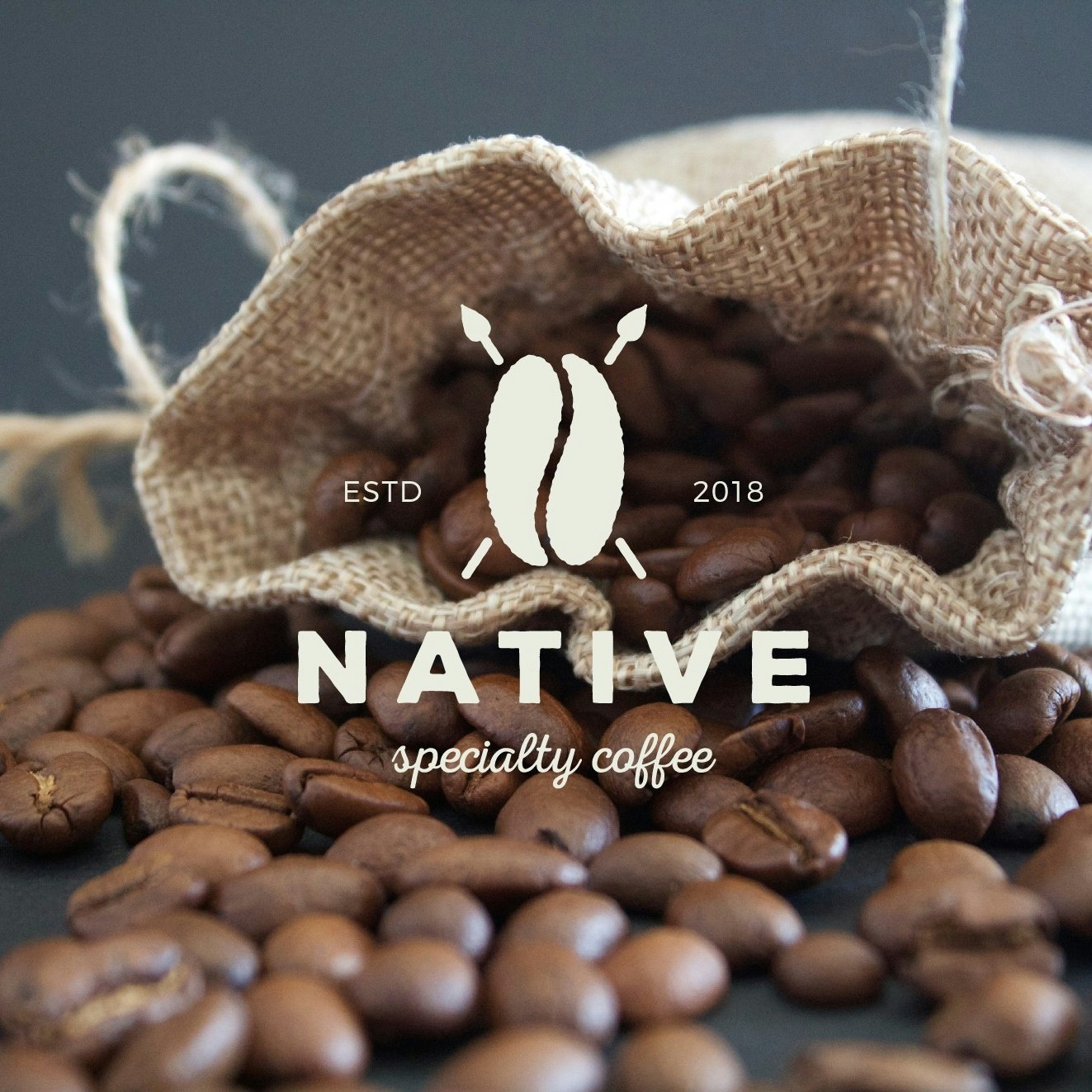minimalistické logo kávy s kávovými snímky