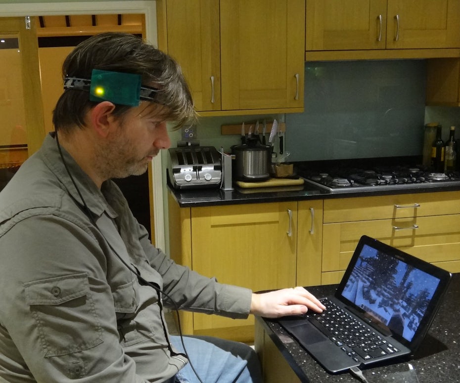 男子使用头部运动直接访问系统在笔记本电脑上玩游戏