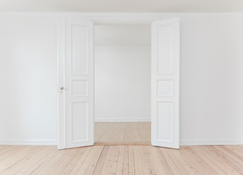 weißer Raum mit weißer Tür