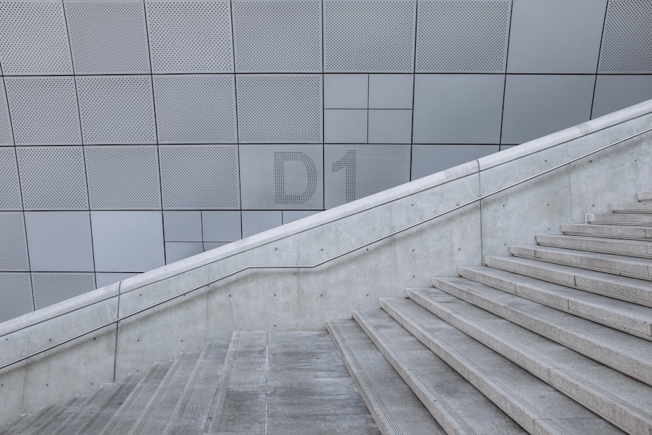 graue Wand mit grauem Treppenaufgang