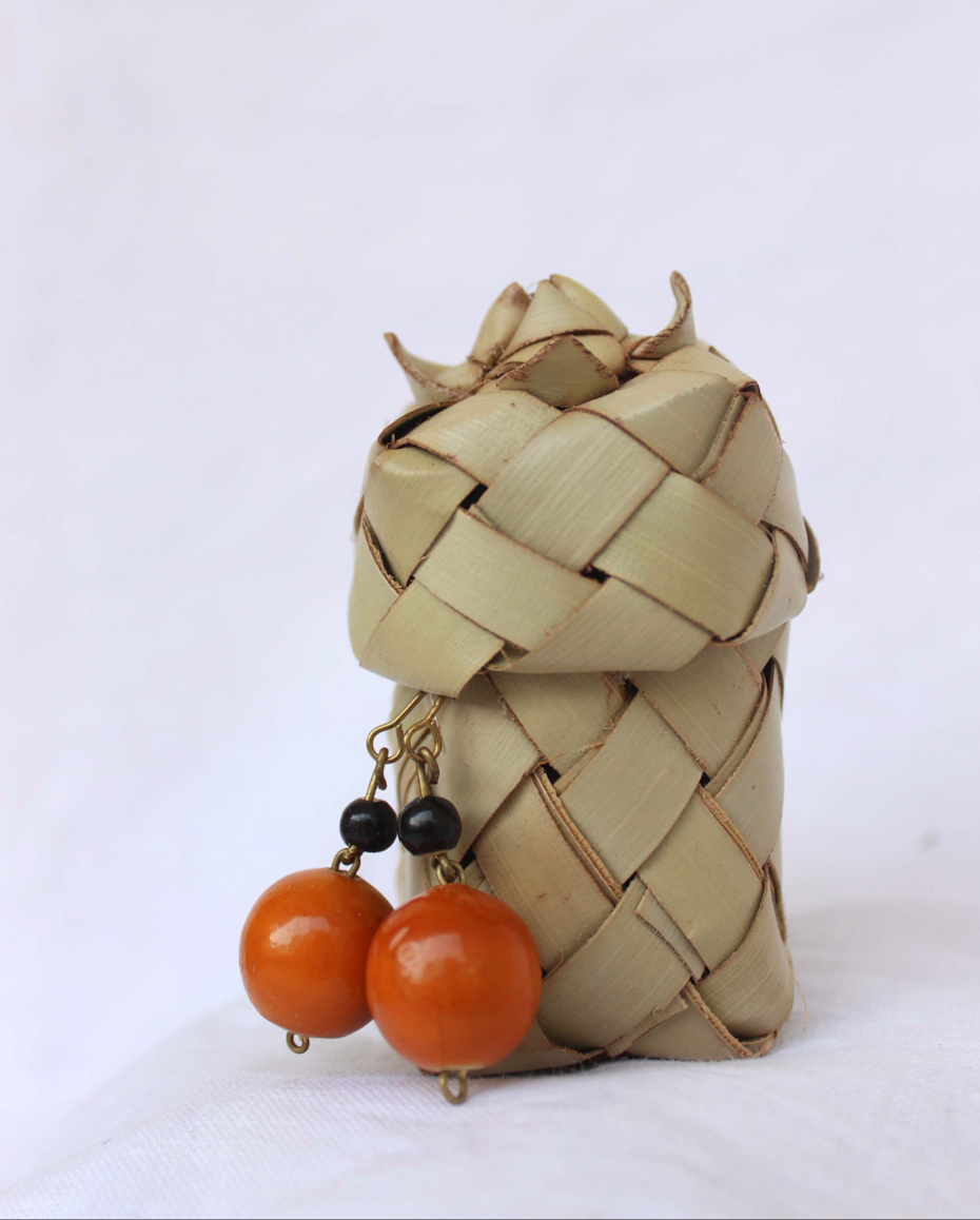 Palm leaf packaging for fine jewelery