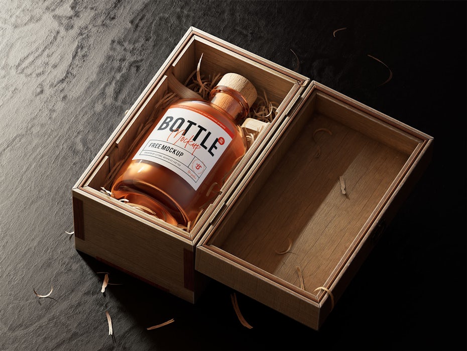 Whiskyflasche in einer aufklappbaren Holzkiste liegend