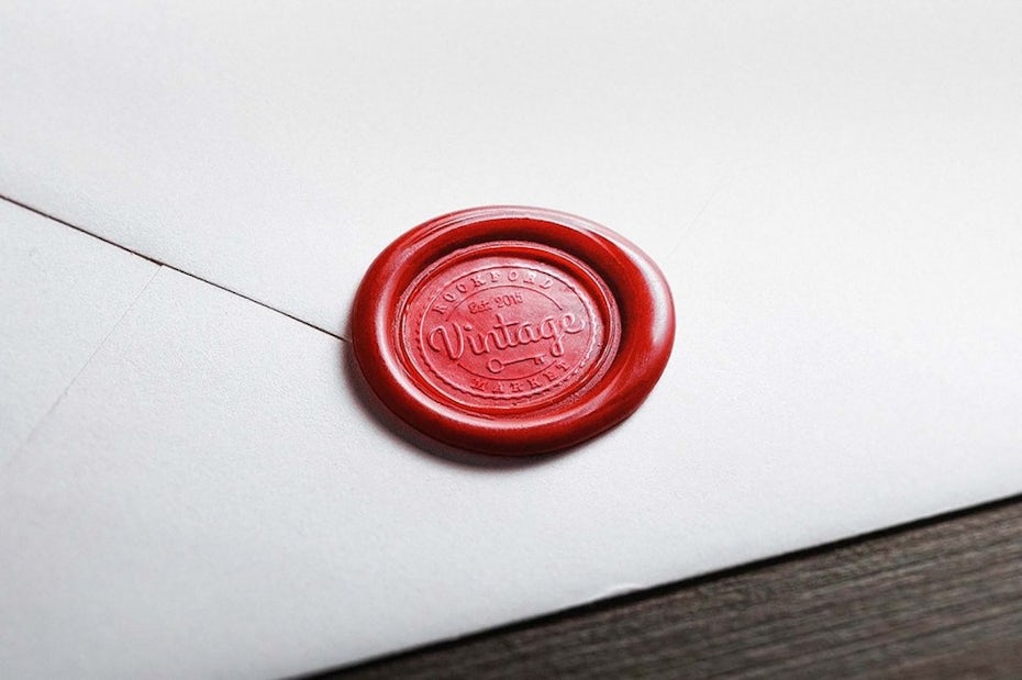 Un sceau de cire rouge sur une enveloppe blanche