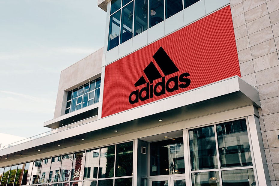 Devanture d'un magasin Adidas ornée d'un gros logo