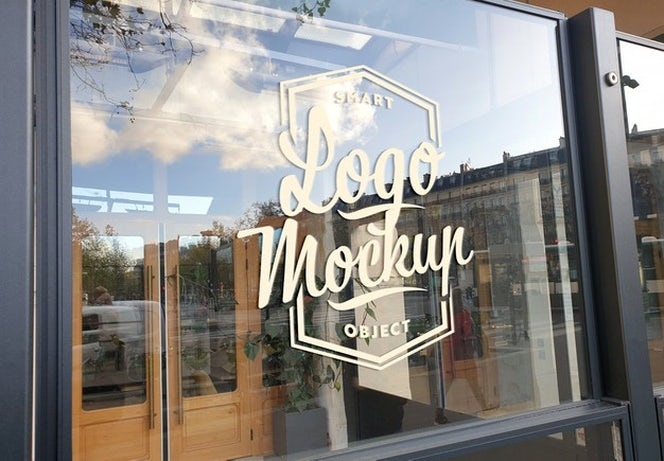 Modell mit Logo-Aufkleber auf einem reflektierenden Glasfenster