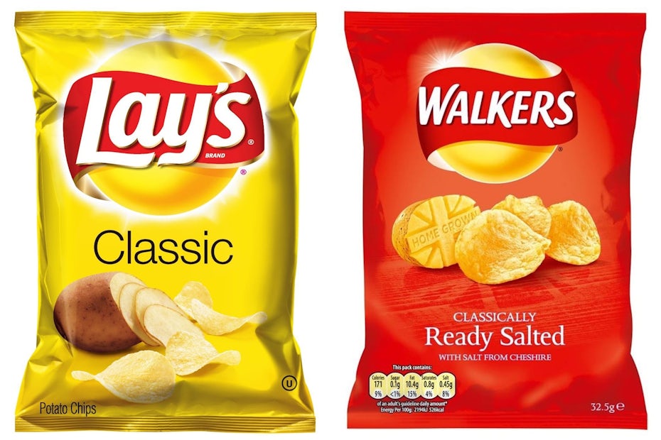 gelbe Lays-Tasche neben roter Walkers-Tüte