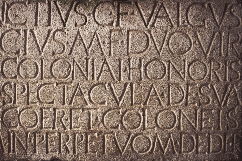 Texte romain sculpté dans la pierre