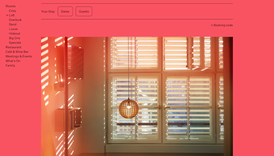 ejemplo de sitio web de hotel con una fotografía mínima y exceso de color vibrante