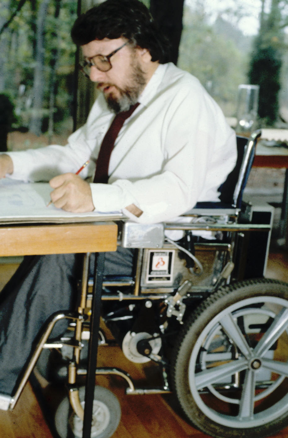 Foto de Ronald Mace en silla de ruedas