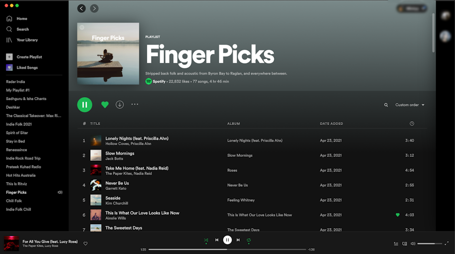 Interfaz de la aplicación de escritorio de Spotify con una lista de reproducción abierta y una canción en reproducción