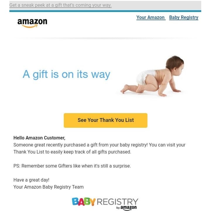 Un bébé à quatre pattes avec un message indiquant qu'un cadeau de naissance est en route
