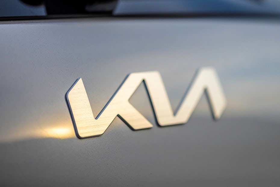 Le nouveau logo de Kia sur une de ses voitures
