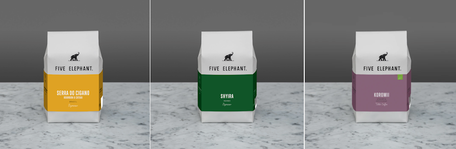 Drei Kaffeeverpackungen in Weiß mit Banderolen, die einen Farbakzent setzen