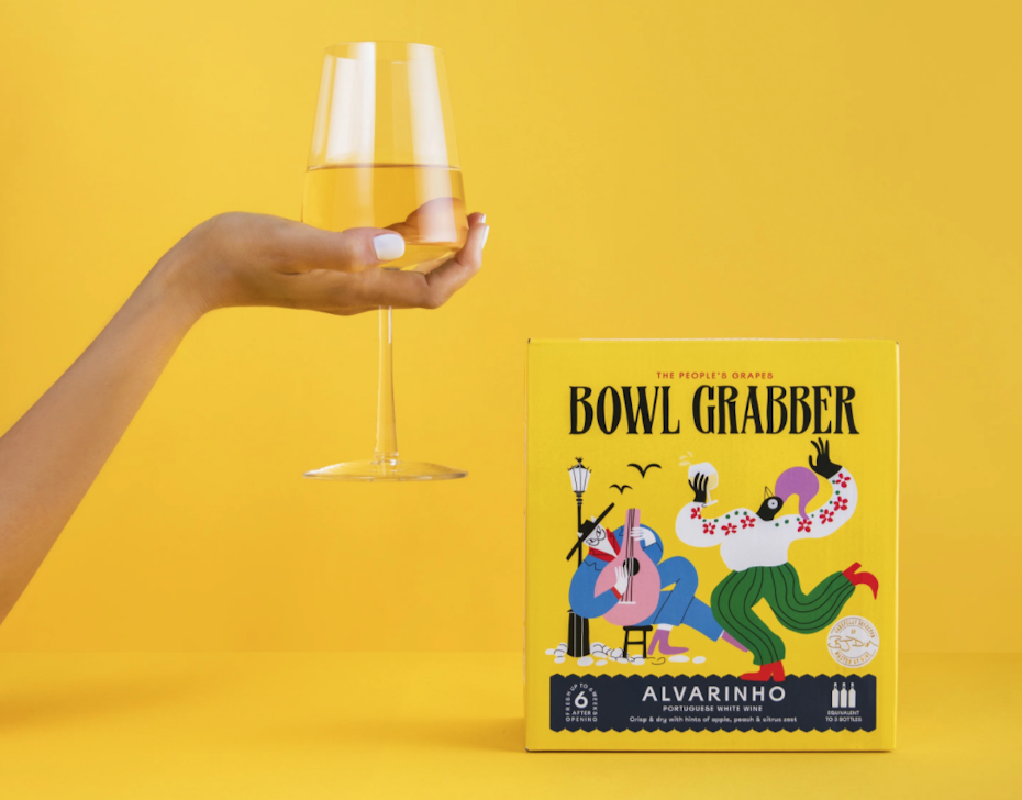 Un vino Bowl Grabber con etiqueta.