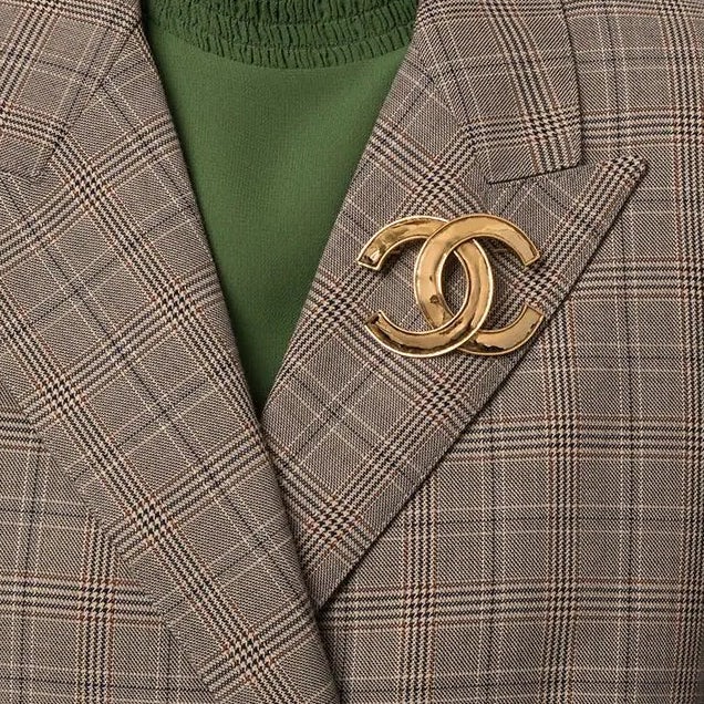 Logo Chanel sous forme de broche