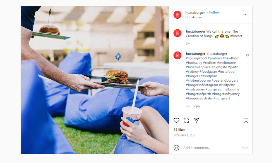 Foto von Burgern, die in einem Stadtpark in Melbourne verteilt werden, von Huxtaburgers Instagram