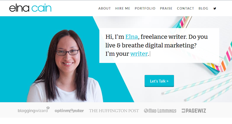El sitio web de un escritor con una foto del escritor y texto que dice que se especializa en marketing digital.
