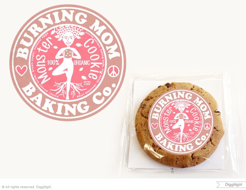 Un paquet de biscuits transparent avec un logo rond brun et rose et une femme arbre dessus