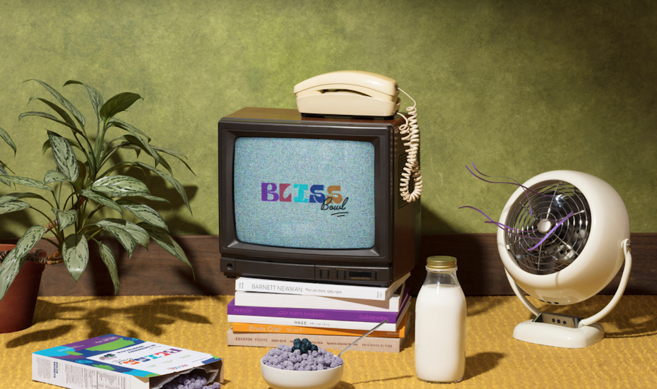 Müsli-Werbebild mit nostalgischen Komponenten wie altem Fernseher und Ventilator