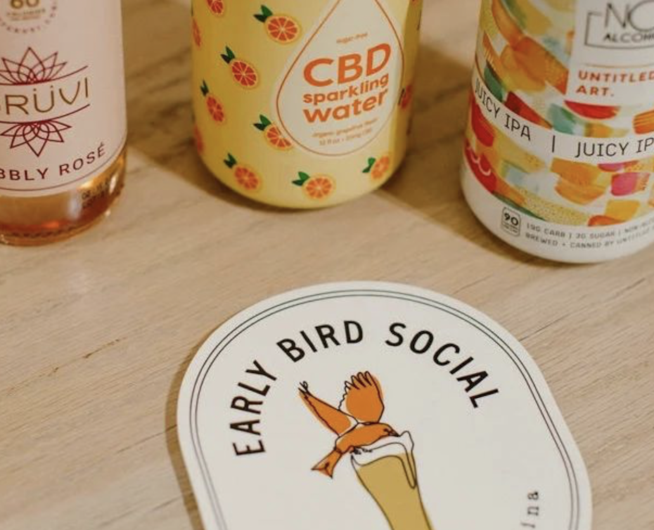 drei Flaschen und ein Untersetzer mit dem Branding "Early Bird Social