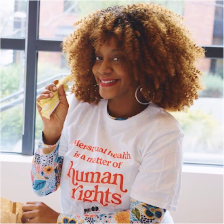 一名妇女穿着一件t恤，上面写着“月经健康是人权问题”