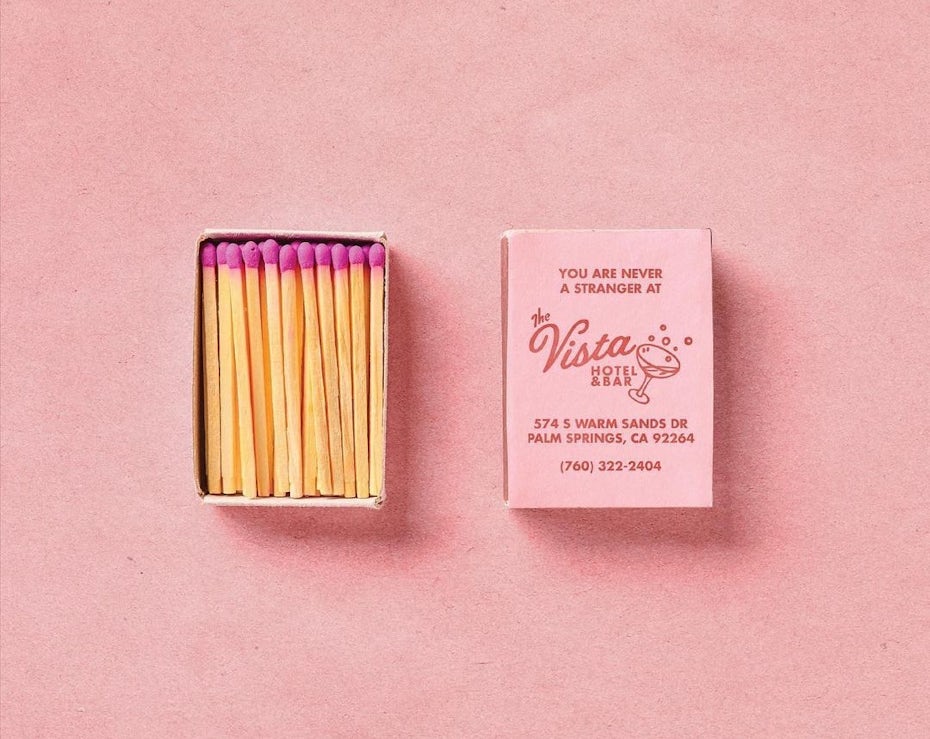 Mayores tendencias de branding - Diseño de caja de fósforos rosa inspirado en los años 50