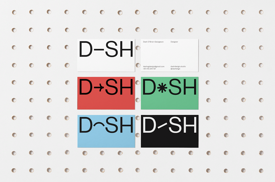 seis tarjetas de visita, cada una de un color diferente, y cada una sustituyendo un carácter diferente por la "a" en DASH