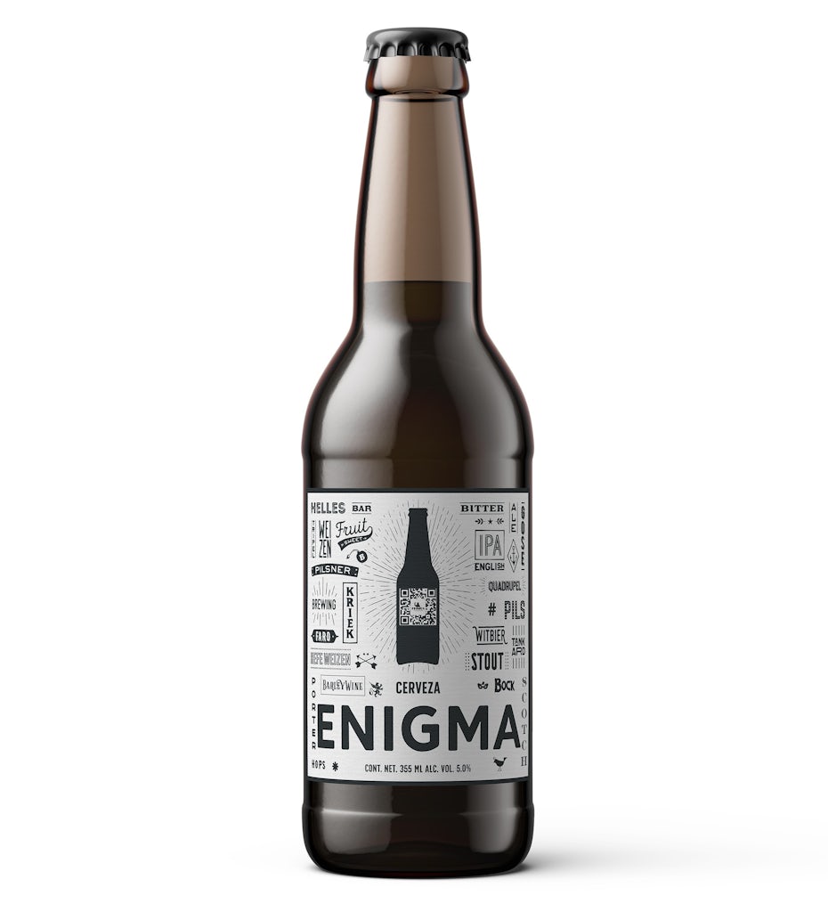 Mayores tendencias de branding - mucho texto en diferente orientación para una botella de cerveza