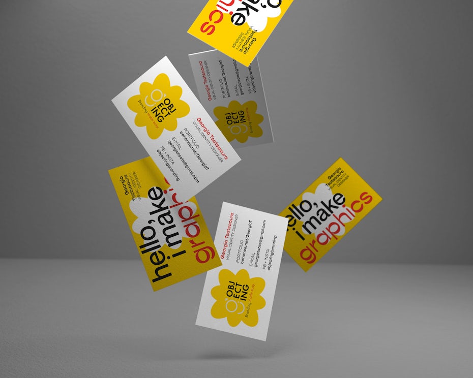 tarjeta de visita blanca y amarilla con formas de flores y texto grande