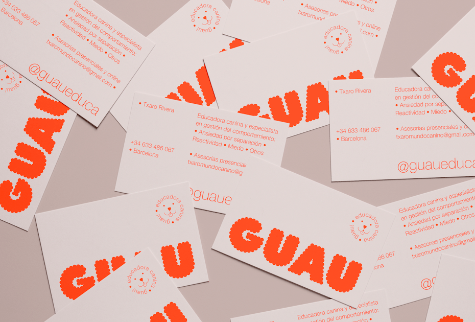 Impresionantes tendencias de tarjetas de presentación - tarjeta de presentación rosa con texto en negrita y surcado y un logotipo redondo