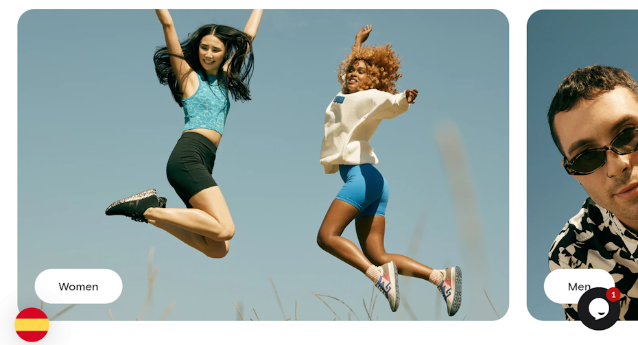 dos damas saltando para una foto